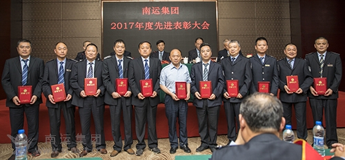 先進(jìn)單位合影04.jpg